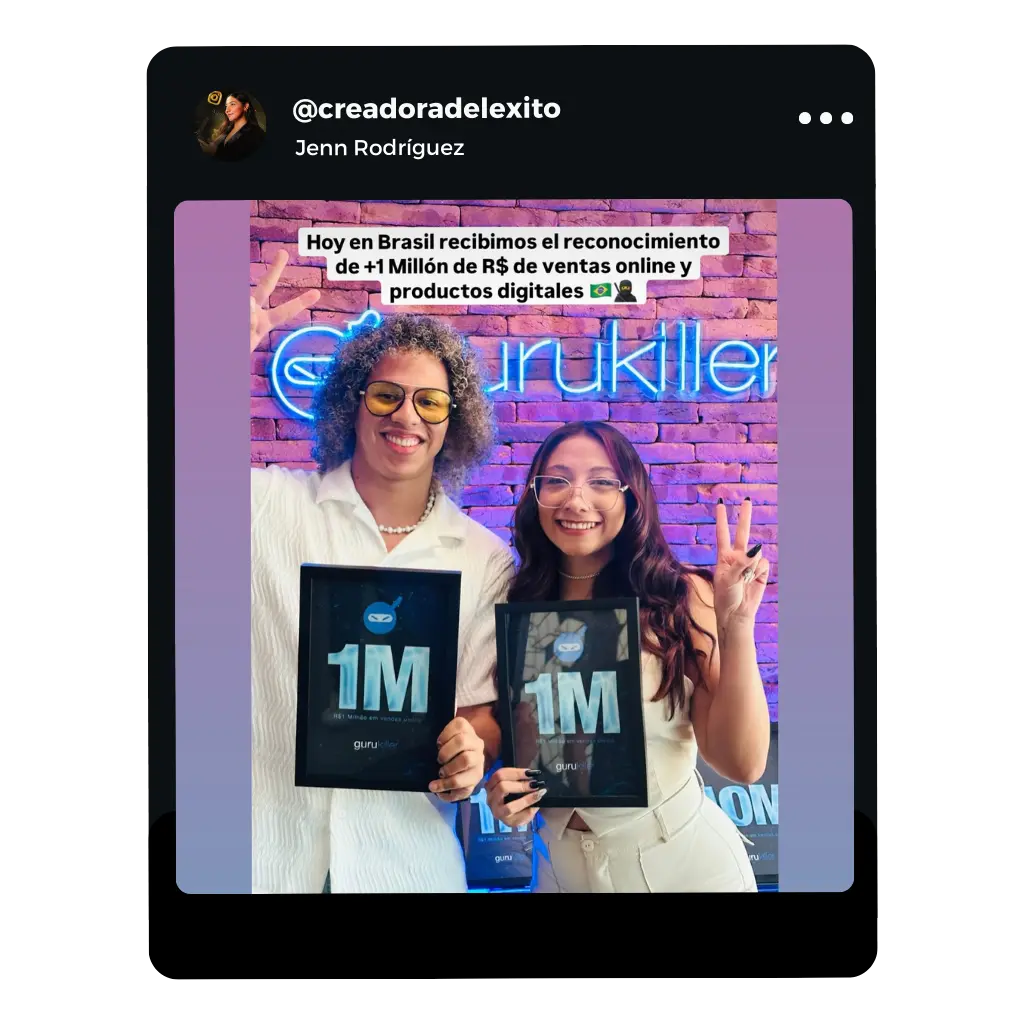 Jenn Rodriguez com placa de reconhecimento