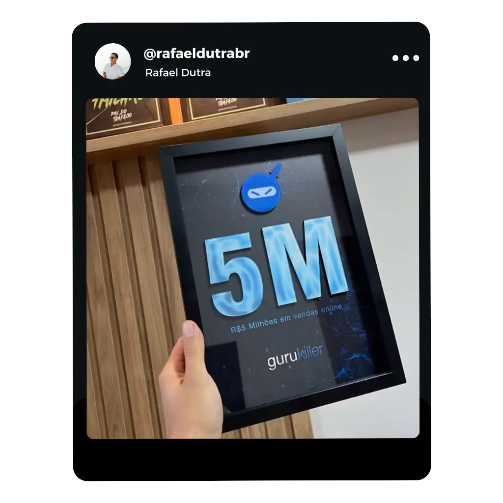 Rafael Dutra com placa de reconhecimento